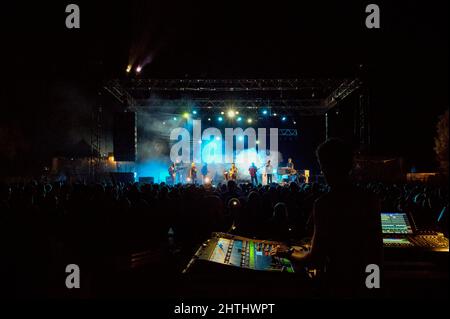 Festival des nuits métis au lac de Saint-Suspi : concert du groupe Grundation, PACA, France Banque D'Images