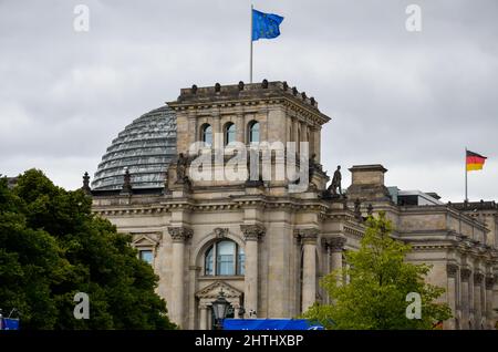 Berlin, Berlin, Allemagne - juin 20 2014 : vue sur la tour avec le drapeau européen du bâtiment Reichstag à Berlin avec le grand dôme Reichstag Banque D'Images