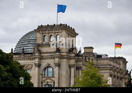 Berlin, Berlin, Allemagne - juin 20 2014 : vue sur la tour avec le drapeau européen du bâtiment Reichstag à Berlin avec le grand dôme Reichstag Banque D'Images