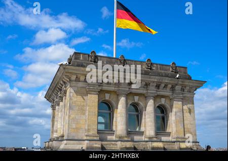 Berlin, Berlin, Allemagne - juin 20 2014 : vue sur la tour avec le drapeau allemand du bâtiment Reichstag à Berlin sous le ciel bleu ensoleillé Banque D'Images