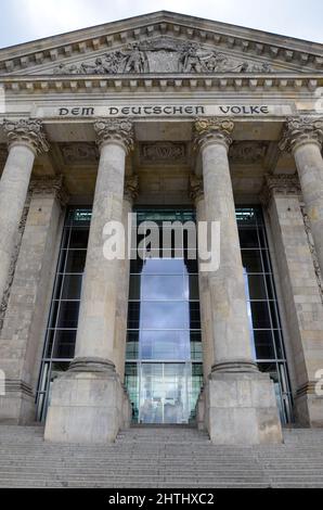 Berlin, Berlin, Allemagne - juin 20 2014 : vue sur l'entrée touristique du bâtiment Reichstag de Berlin avec les grandes colonnes Banque D'Images