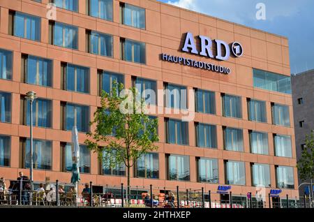 Berlin, Berlin, Allemagne - juin 20 2014 : le studio rouge de la capitale ARD à Berlin avec ses nombreuses fenêtres Banque D'Images