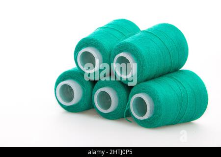 Bobine de fil verte isolée sur fond blanc. Pelote de fils de laine. Fils pour tricoter. Matériaux pour machine à coudre. Antenne Banque D'Images
