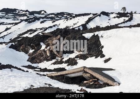 Les vestiges d'une ferme engloutie par un écoulement de lave lors d'une éruption volcanique du Mont Etna, Sicile, Italie Banque D'Images