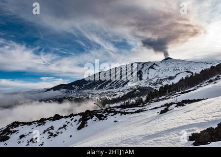 Le sommet de l'Etna (3357m), Sicile, Italie, vu à la fin de l'hiver avec la fumée qui coule du cratère actuellement actif du sud-est Banque D'Images