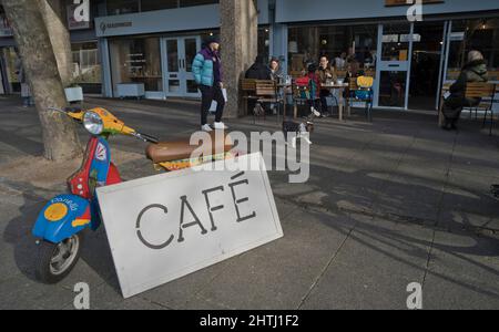 Cafe by the 1970s brutaliste style architecture Trellick Tower logement bloc à Notting Hill, Londres, Angleterre, Royaume-Uni Banque D'Images