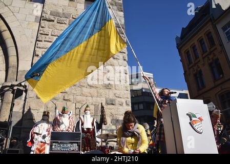 Cologne, Allemagne. 28th févr. 2022. La femme ukrainienne s'agenouille sur scène le lundi de Rose, en fait le point culminant du carnaval de la rue de Cologne, une manifestation de paix a lieu à Cologne en raison de la guerre d'Ukraine Credit: Horst Galuschka/dpa/Horst Galuschka dpa/Alay Live News Banque D'Images