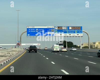 Émirats arabes Unis, Dubaï - 01 décembre 2021 : routes et ponts de circulation de Dubaï et vue sur le passage inférieur à l'heure du jour Banque D'Images