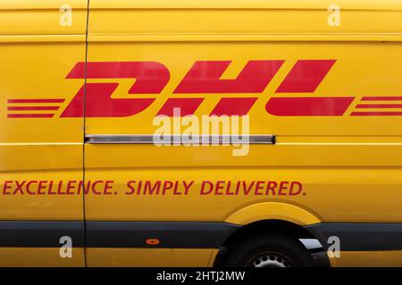 Logo DHL visible sur une fourgonnette DHL. Banque D'Images