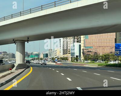 Émirats arabes Unis, Dubaï - 01 décembre 2021 : routes et ponts de circulation de Dubaï et vue sur le passage inférieur à l'heure du jour Banque D'Images