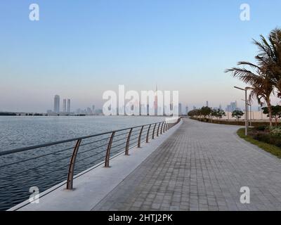 Dubaï, Émirats Arabes Unis - 01 décembre 2021 : vue panoramique de Dubaï sur Burj Khalifa depuis la plage AL Jadaf Banque D'Images