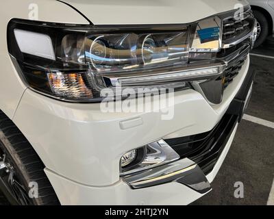 Émirats arabes Unis, Dubaï - 02 décembre 2021 : Toyota Land Cruiser série 200 Restyling 2 Excalibur vue avant, vue de trois quarts, phare éteint Banque D'Images