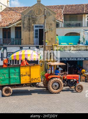 GALLE, SRI LANKA - DÉCEMBRE 24,2021 : vue de l'ancien fort colonial de Galle avec un tracteur qui ramasse les ordures, vertical Banque D'Images