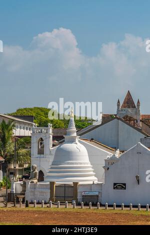 GALLE, SRI LANKA - DÉCEMBRE 24,2021 : ancien fort de Galle avec vue sur le temple de la pagode blanche, vertical Banque D'Images