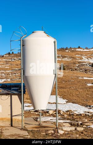 Silo blanc pour nourrir les vaches et le cheptel en montagne, plateau de Lessinia, Parc naturel régional (Altopiano della Lessinia), Bosco Chiesanuova municiliit Banque D'Images