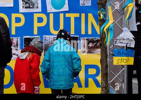 RIGA, LETTONIE, FÉVRIER 27. 2022 - les gens se rassemblent devant l'ambassade de Russie pour protester contre la guerre et soutenir l'Ukraine Banque D'Images