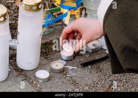 RIGA, LETTONIE, FÉVRIER 27. 2022 - les gens se rassemblent devant l'ambassade de Russie pour protester contre la guerre et soutenir l'Ukraine Banque D'Images