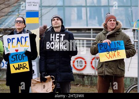 RIGA, LETTONIE, FÉVRIER 27. 2022 - les gens se rassemblent devant l'ambassade de Russie pour protester contre la guerre et soutenir l'Ukraine Banque D'Images