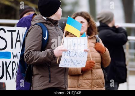 RIGA, LETTONIE, FÉVRIER 27. 2022 - les gens se rassemblent devant l'ambassade de Russie pour protester contre la guerre et soutenir l'Ukraine Banque D'Images