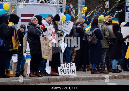 RIGA, LETTONIE, FÉVRIER 27. 2022 - les gens se rassemblent devant l'ambassade de Russie pour protester contre la guerre et soutenir l'Ukraine Banque D'Images