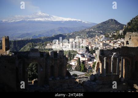 Vue sur la ville de Taormine à travers les murs brisés de l'ancien théâtre grec Banque D'Images