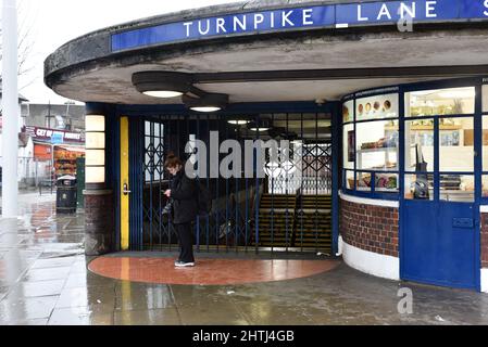 Turnpike Lane, Londres, Royaume-Uni. 1st mars 2022. La grève du métro à Londres arrête tout le système. Station Turnpike Lane sur la ligne Piccadilly. Crédit : Matthew Chattle/Alay Live News Banque D'Images