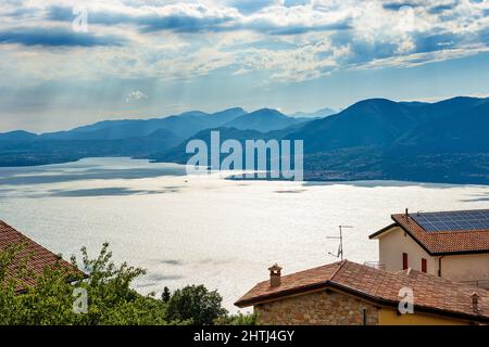 Vue aérienne du lac de Garde (Lago di Garda) vue depuis le petit village de San Zeno di Montagna, station touristique dans la province de Vérone, Vénétie, Italie Europe Banque D'Images