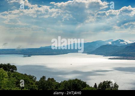 Vue aérienne du lac de Garde (Lago di Garda) vue depuis le mont Baldo (Monte Baldo), municipalité de San Zeno di Montagna, province de Vérone, Italie. Banque D'Images