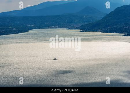 Vue aérienne du lac de Garde (Lago di Garda) avec la petite ville de Salo, Lombardie, vue depuis le mont Baldo (Monte Baldo), San Zeno di Montagna. Banque D'Images