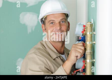 un technicien chargé de l'entretien de la chaudière de chauffage Banque D'Images
