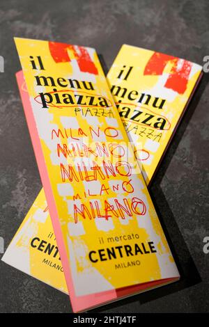 Mercato Centrale, marché central, situé dans la gare centrale de Milan, le marché propose une variété de plats et de boissons à consommer à l' Banque D'Images