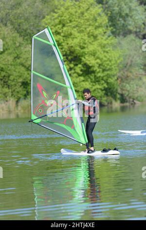 homme faisant du surf sur le lac Banque D'Images