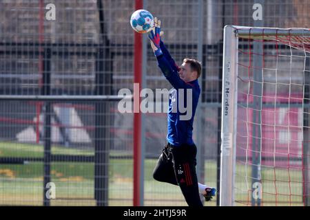 Munich, Allemagne. 01st mars 2022. Football, Bundesliga, entraînement, FC Bayern Munich: Le gardien de but Manuel Neuer saisit un ballon. Credit: Matthias balk/dpa/Alay Live News Banque D'Images