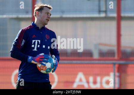 Munich, Allemagne. 01st mars 2022. Football, Bundesliga, entraînement, FC Bayern Munich: Le gardien de but Manuel Neuer tient une balle dans ses mains. Credit: Matthias balk/dpa/Alay Live News Banque D'Images