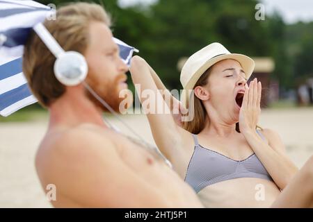 beau jeune couple qui s'ébarde sur la plage Banque D'Images