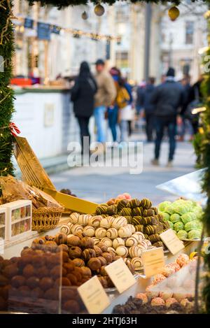 Bonbons dans une cabine lors d'une foire de saison Banque D'Images