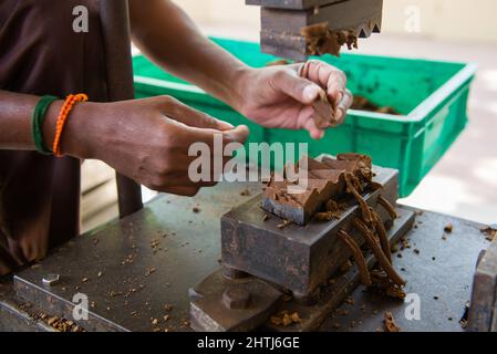 TAMIL NADU, INDE - 15 février 2018 : production de bâtonnets et de cônes d'encens Banque D'Images
