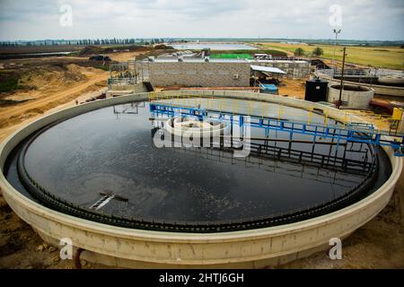 Bassins de sédimentation secondaires les boues sont éliminées pour le traitement des boues. Installation de traitement des eaux usées. L'eau traitée est ensuite utilisée pour l'irrigation Banque D'Images