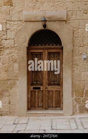 Vieille porte en bois en mur de briques Banque D'Images