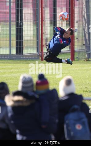 Munich, Allemagne. 01st mars 2022. Football, Bundesliga, entraînement, FC Bayern Munich: Le gardien de but Manuel Neuer dévie un ballon. Credit: Matthias balk/dpa/Alay Live News Banque D'Images