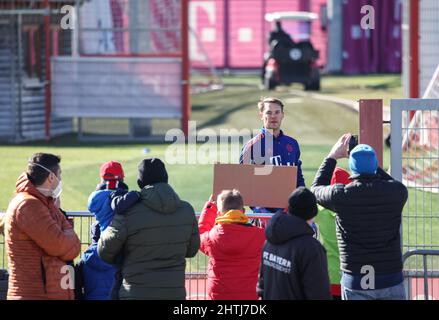 Munich, Allemagne. 01st mars 2022. Football, Bundesliga, entraînement, FC Bayern Munich: Le gardien de but Manuel Neuer parle aux fans en attente. Credit: Matthias balk/dpa/Alay Live News Banque D'Images