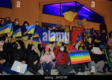 28 février 2022, Pagani, Campanie/Salerne, Italie: Pagani, Salerno, Italie - 28 février 2022 : enfants vus avec des drapeaux et des signes de paix pendant le rassemblement. ''Unis pour l'Ukraine'', est le nom de la marche de la paix organisée par les citoyens avec la présence politique, religieuse et la grande représentation de la communauté ukrainienne présente dans le territoire. Dans la seule ville de Pagani, il y a plus de 1 500 citoyens de nationalité ukrainienne. (Credit image: © Pasquale Senatore/Pacific Press via ZUMA Press Wire) Banque D'Images