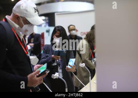 Barcelone, Espagne. 28th févr. 2022. Les visiteurs regardent les smartphones OnePlus 10 Pro sur le stand de la société le jour de l'ouverture du Mobile World Congress (MWC), le salon annuel organisé par la GSMA à la Fira de Barcelona, Espagne. Banque D'Images