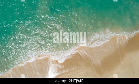 Vue aérienne plage de sable et vagues écrasant sur le rivage de sable magnifique mer tropicale dans la matinée saison d'été image par vue aérienne drone tourné, haut an Banque D'Images