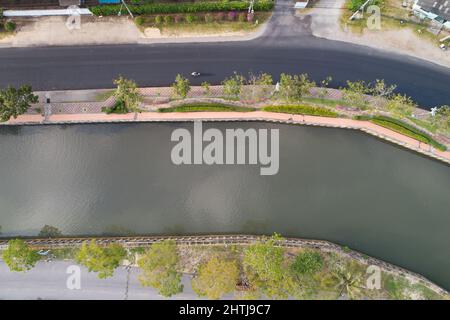 Vue aérienne sur le canal près de la route vue de dessus en bas de la nature en été. Vue aérienne Banque D'Images