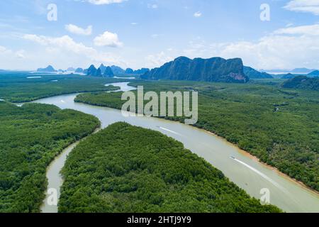 Magnifique paysage naturel magnifique vue sur le paysage en Asie forêt tropicale de mangrove avec petite île en arrière-plan, vue aérienne drone shot High ang Banque D'Images