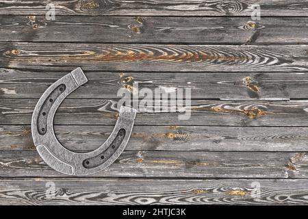 Old Steel Lucky Horseshoe sur fond de bois. 3D rendu Banque D'Images