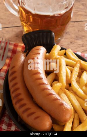 plat de frankfurter grillé avec frites et bière Banque D'Images