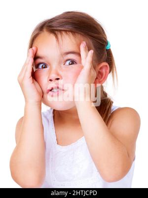 Elle ne peut pas le croire. Studio photo d'une petite fille mignonne tirant un visage pour l'appareil photo. Banque D'Images