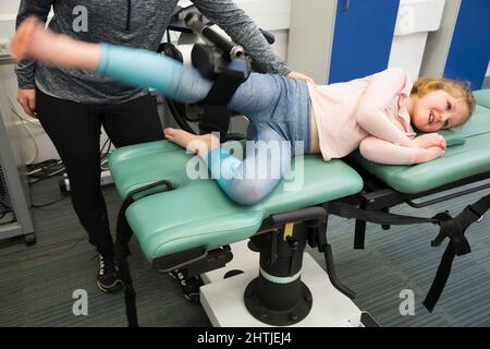 Force, pression et équilibre et autres mesures des genoux, de la cheville, de l'équilibre de pression des pieds et autres mesures d'un enfant (modèle relâché) / fille / enfant pris à l'Université St Mary's de Twickenham, dans le laboratoire de biomécanique. ROYAUME-UNI (128) Banque D'Images